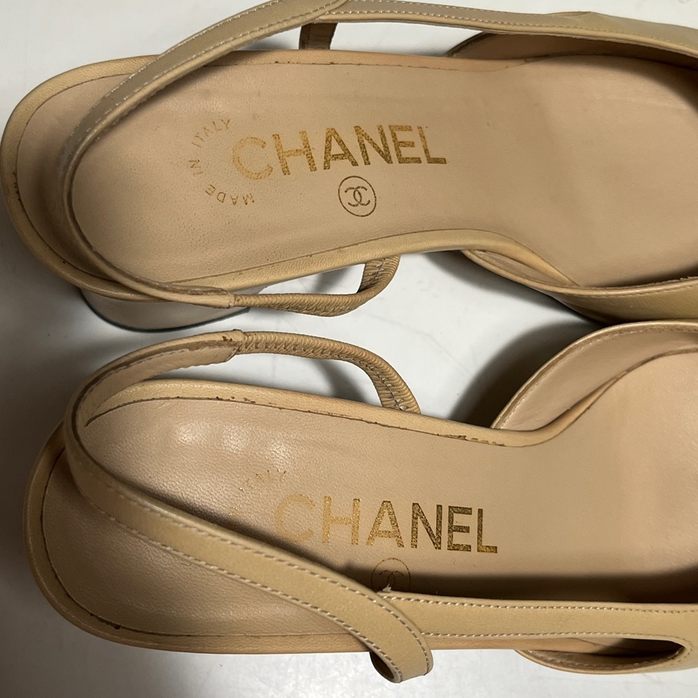 CHANEL Two-Tone Beige and Black Heels - Picture 8 of 10